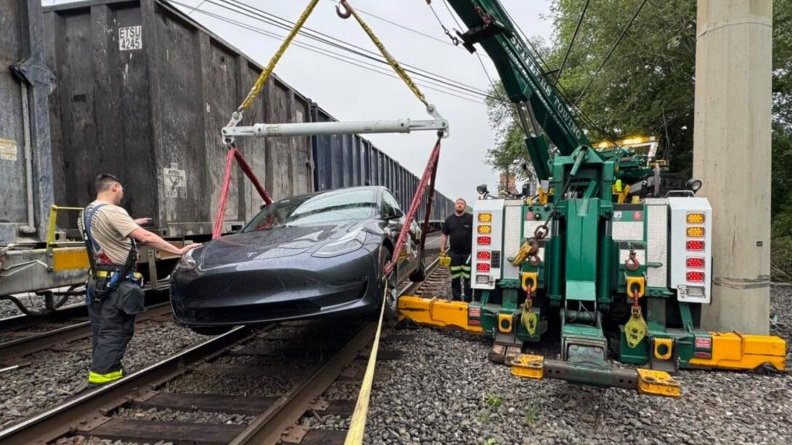 Tesla Otonom Sürüş Modundayken Raylara Sıkıştı: Tren Çarptı 2 tesla otonom surus modundayken raylara sikisti tren carpti 0 3EFUZs88
