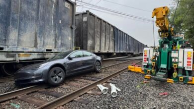 tesla otonom surus modundayken raylara sikisti tren carpti a2gArMgE