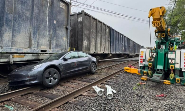tesla otonom surus modundayken raylara sikisti tren carpti a2gArMgE