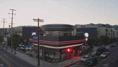 tesla diner acildi hem sarj hem lezzet hem sinema WLX1FgVB