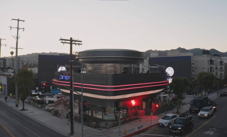tesla diner acildi hem sarj hem lezzet hem sinema WLX1FgVB