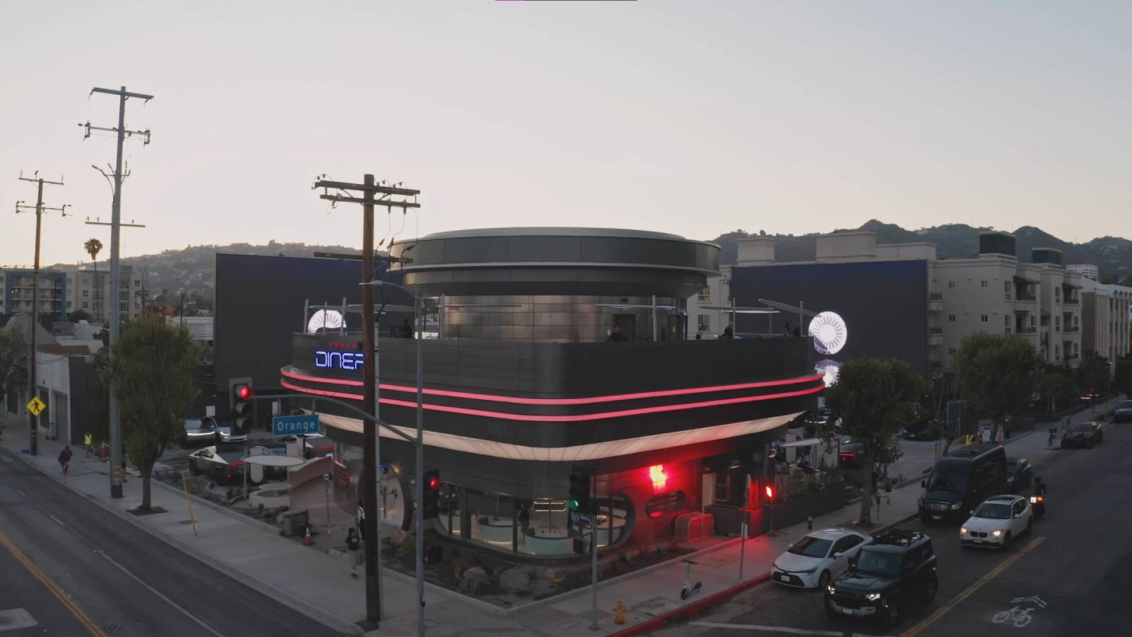Tesla Diner Açıldı: Hem Şarj Hem Lezzet Hem Sinema 1 tesla diner acildi hem sarj hem lezzet hem sinema WLX1FgVB
