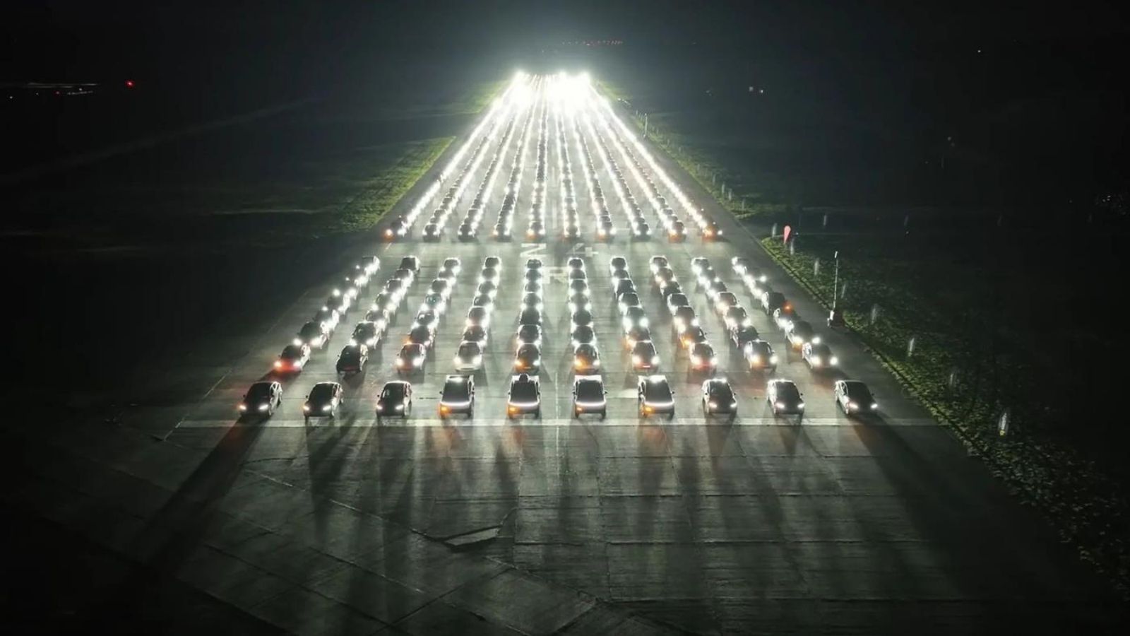 Tesla Araçları 4300 Metredeki Işık Gösterisiyle Rekor Kırdı 2 tesla araclari 4300 metredeki isik gosterisiyle rekor kirdi 0
