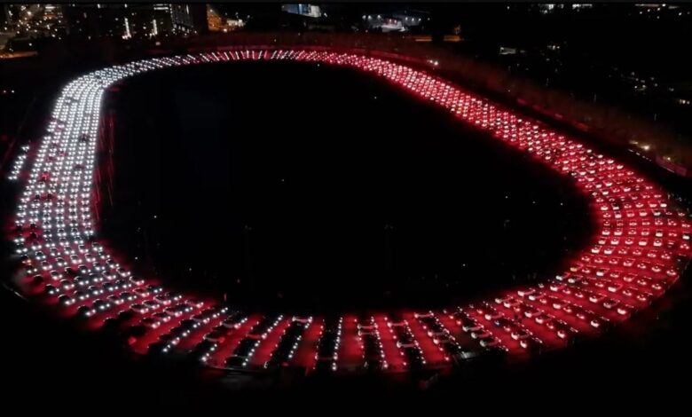 tesla araclari 4300 metredeki isik gosterisiyle rekor kirdi Hwd9z1g4