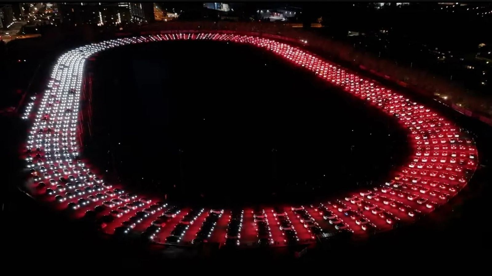 Tesla Araçları 4300 Metredeki Işık Gösterisiyle Rekor Kırdı 1 tesla araclari 4300 metredeki isik gosterisiyle rekor kirdi Hwd9z1g4